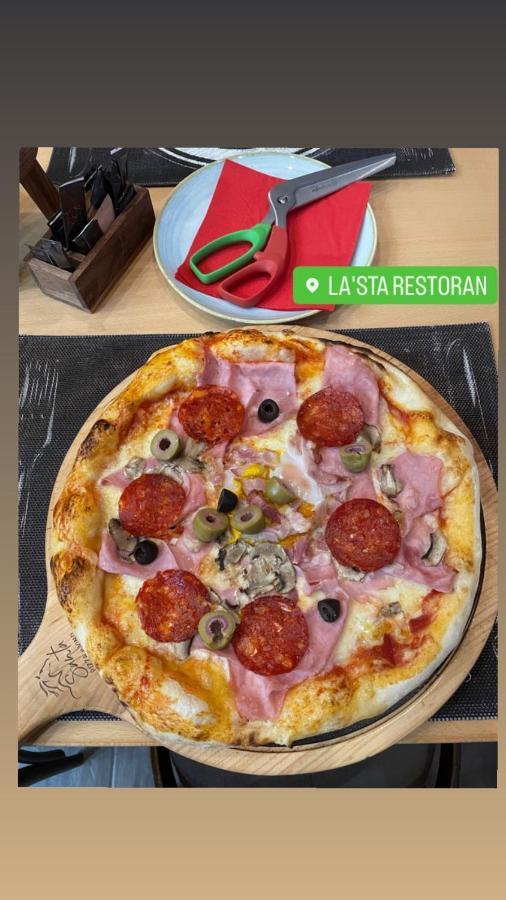 Santa Villa & Restaurant スレムスカ・ミトロヴィツァ エクステリア 写真